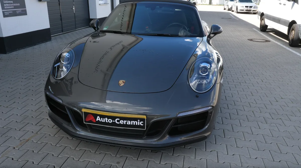 Grauer Porsche 911 mit tiefem Lackglanz nach der Aufbereitung