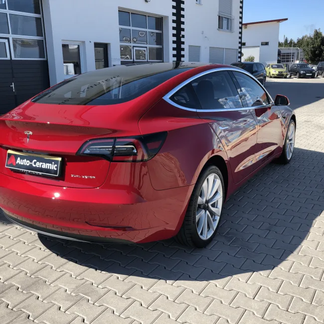 Roter Tesla Model 3 mit glänzendem Lack nach der Aufbereitung