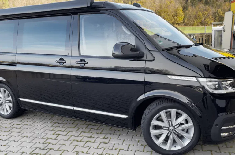 Schwarzer VW T6 Multivan mit getönten Scheiben nach der Aufbereitung