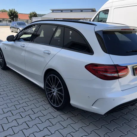 Weißes Mercedes T-Modell mit schwarzen Felgen nach der Aufbereitung