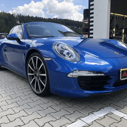 Blauer Porsche 911 mit frisch aufbereitetem Lack