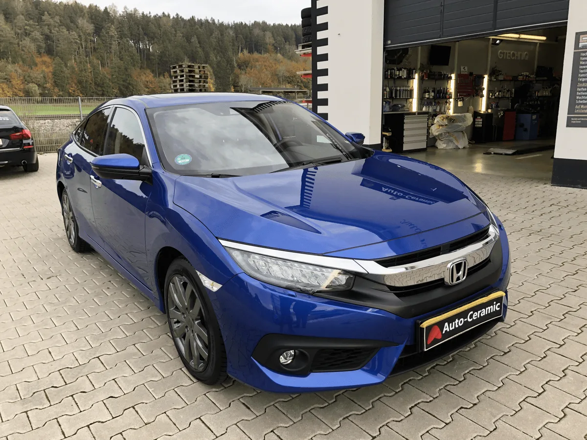 Blauer Honda Civic mit glänzendem Lack vor der Werkstatt