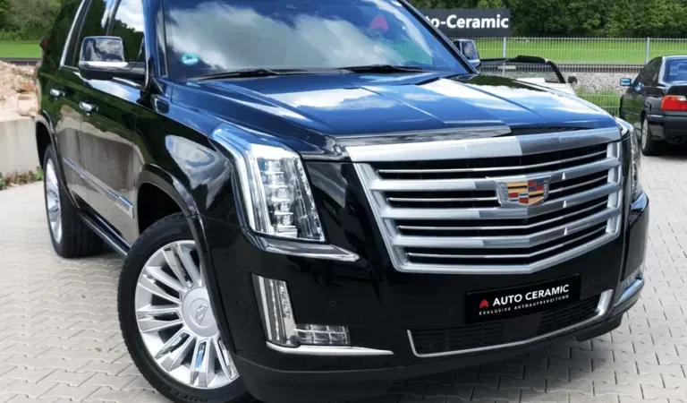 Schwarzer Cadillac Escalade nach der Fahrzeugaufbereitung