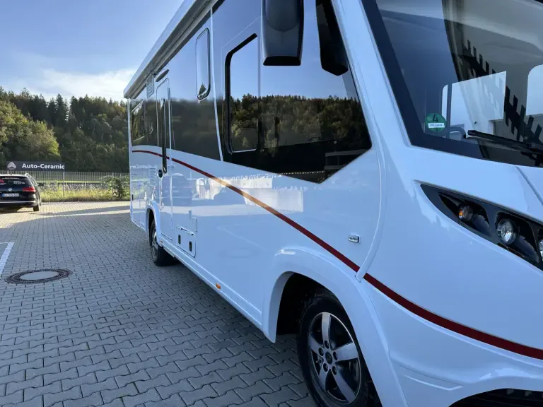 Weißes Wohnmobil nach der Außenaufbereitung auf dem Hof
